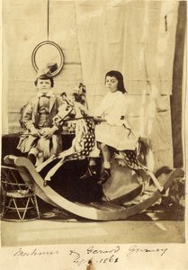 Mortimer ve Gerard Gurney sallanan atlarıyla by English Photographer