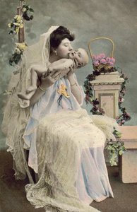 Bebeğini öpen anne (renkli fotoğraf) by English Photographer