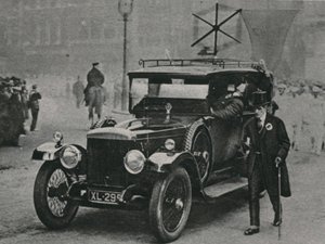 Radyo alıcı aparatlı motorlu araba ve arabanın çatısında bir çerçeve anteni by English Photographer