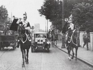 Resmi bir arabanın önünde monte edilmiş Heralds of Arms, Londra (s/b fotoğraf) by English Photographer