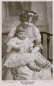 Bayan Seymour Hicks ve kızı by English Photographer