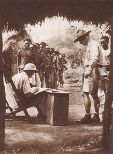 Afrika çalılıklarında ödeme almak için kuyruğa giren yerli işçiler (s/b fotoğraf) by English Photographer