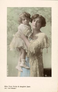 Nora Kerin, İngiliz tiyatro oyuncusu ve kızı Joan (renkli fotoğraf) by English Photographer