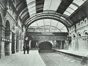 Notting Hill Gate Metro İstasyonu: platformların ve rayların görünümü, 1868 by English Photographer