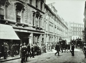 Old Broad Street, Borsa girişi, Londra Şehri, 1890 by English Photographer