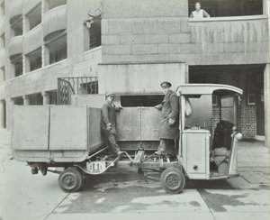 Ossulston Estate: çöp oluğunun altındaki çöpçü boş konteyner by English Photographer