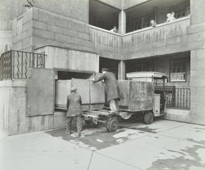 Ossulston Estate: çöp oluğunun altındaki çöpçü boş konteyner by English Photographer