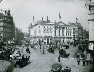 Pavilion, Piccadilly, Londra by English Photographer