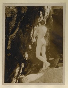 Alistair Graham'ın çıplak fotoğrafı, Evelyn Waugh'a yazdığı mektupla birlikte saklandı, c.1924 (jelatin gümüş baskı) by English Photographer
