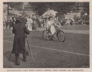 Dekorasyon için ödül kazanan Lady Emily Gladys Cherry
