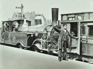Bir tren istasyonunda Platform Porter, 1885 by English Photographer