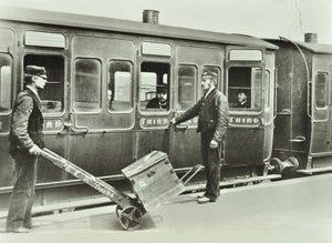 Bir tren istasyonunda Platform Taşıyıcıları, 1885 by English Photographer