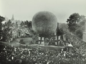 Kavak Dinlenme Alanı: Kalabalık bir sıcak hava balonunu izliyor, 1892 by English Photographer
