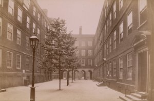 Orta Tapınakta Pompa Mahkemesi ile Kartpostal by English Photographer