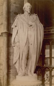 Benjamin Disraeli heykelinin resmi olan kartpostal by English Photographer