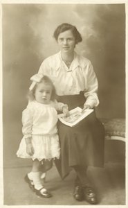Güzel kız, anne veya mürebbiye, küçük çocuğa fotoğraf gösteriyor (s/b fotoğraf) by English Photographer