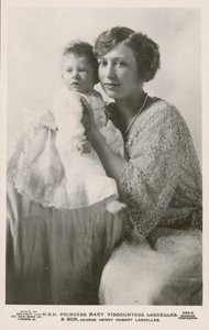 Prenses Mary, Vikontes Lascelles, en büyük oğlu George ile birlikte (s/b fotoğraf) by English Photographer