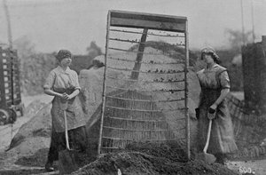 Riddling Cinders, War Office fotoğrafları, 1916 (bw fotoğraf) by English Photographer