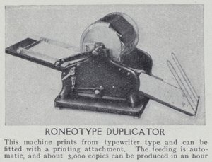 Roneotype çoğaltıcı (s/b fotoğraf) by English Photographer