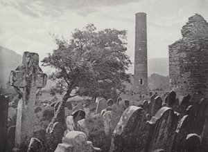 Yuvarlak Kule, St Kevins Cross ve Mutfak, Glendalough by English Photographer