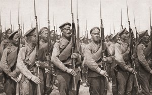 Birinci Dünya Savaşı sırasında geçit töreni yapan ve silah sunan Rus piyade, The Illustrated War News, 1915 by English Photographer