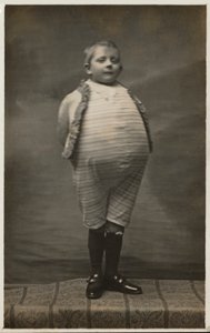 Okul çocuğu, çok büyük bir mideye sahip olacak şekilde giyinmiş (s/b fotoğraf) by English Photographer