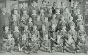 Okul grubu, bilinmeyen okul, 1895 by English Photographer