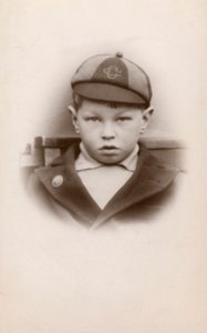 Üniformalı okul çocuğu (s/b fotoğraf) by English Photographer