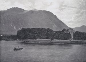 İskoçya: Inverlochy Kalesi Harabeleri, Ben Nevis (s/b fotoğraf) by English Photographer
