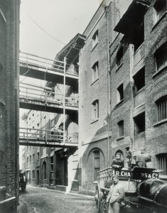 Shad Thames, Londra, 1890 by English Photographer