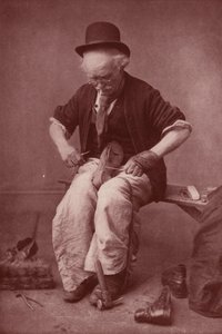 Kunduracı iş başında (siyah-beyaz fotoğraf) by English Photographer