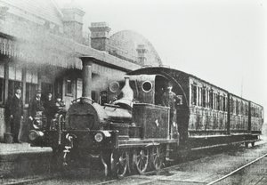 Güney Rıhtım İstasyonu: istasyonda dört tekerlekli birleştirilmiş tank lokomotifi, 1880 by English Photographer