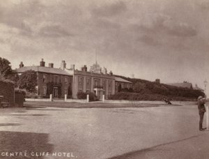 Southwold: Center Cliff Hotel (s/b fotoğraf) by English Photographer