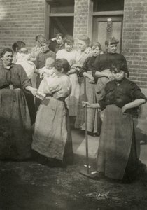 Sokak sahnesi, kadınlar ve bebekler, Londra by English Photographer