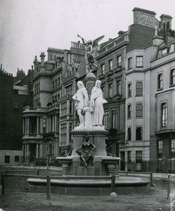 Kahverengi Çeşme, Park Lane, Londra by English Photographer