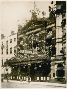Empire Theatre, Leicester Square, Londra, Kraliçe Victorias Diamond Jubilee için dekore edilmiş, Haziran 1897 by English Photographer