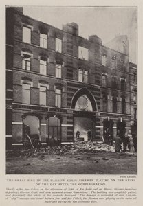 Harrow Yolundaki Büyük Ateş, Yangından Sonraki Gün İtfaiyeciler Harabelerde Oynarken by English Photographer