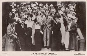 Galler Prensi (daha sonra Kral Edward VIII), bir grup kız öğrenciyle (s/b fotoğraf) by English Photographer