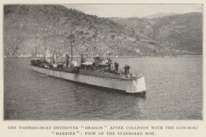 Torpido-Boat Destroyer Dragon, Gun-Boat Harrier ile Çarpışmadan Sonra, Sancak Pruvasının Görünümü by English Photographer