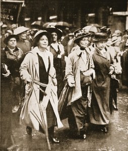 Kadınların 'Hizmet Hakkı' Gösterisi: 'Resimli Savaş Haberleri'nden Bayan Pankhurst ve Arkadaşları by English Photographer