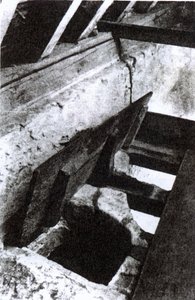 Cizvit şehit ve aziz Nicholas Owen tarafından tasarlanan ve yapılan Sawston Hall'daki bir merdivende saklanan rahipler, c.1935 by English Photographer