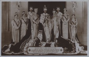 Kraliyet ailesi taç giyme cübbeleriyle (s/b fotoğraf) by English Photographer