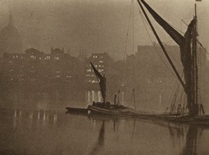Gecenin gölgeleri Londra nehrinin üzerine yavaşça düşüyor (siyah-beyaz fotoğraf) by English Photographer