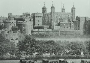 Tower Hill: Londra Kulesi manzarası, 1895 by English Photographer