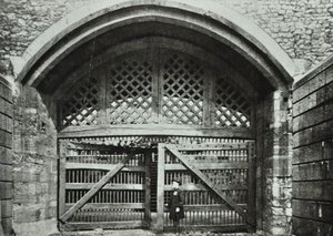 Londra Kulesi, Tower Hill: Hainler Kapısı, 1890 by English Photographer