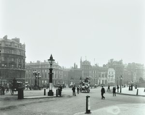 Trafalgar Meydanı, Westminster LB: Charing Cross