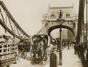 Tower Bridge üzerinden geçen trafik by English Photographer