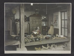 Bir evin içinde yemek yiyen iki çocuk, Kore Fotoğraf Albümü by English Photographer
