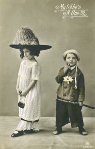 Süslü elbiseli iki çocuk (renkli fotoğraf) by English Photographer