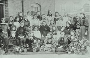 Bilinmeyen kız sınıfı, 1896 by English Photographer